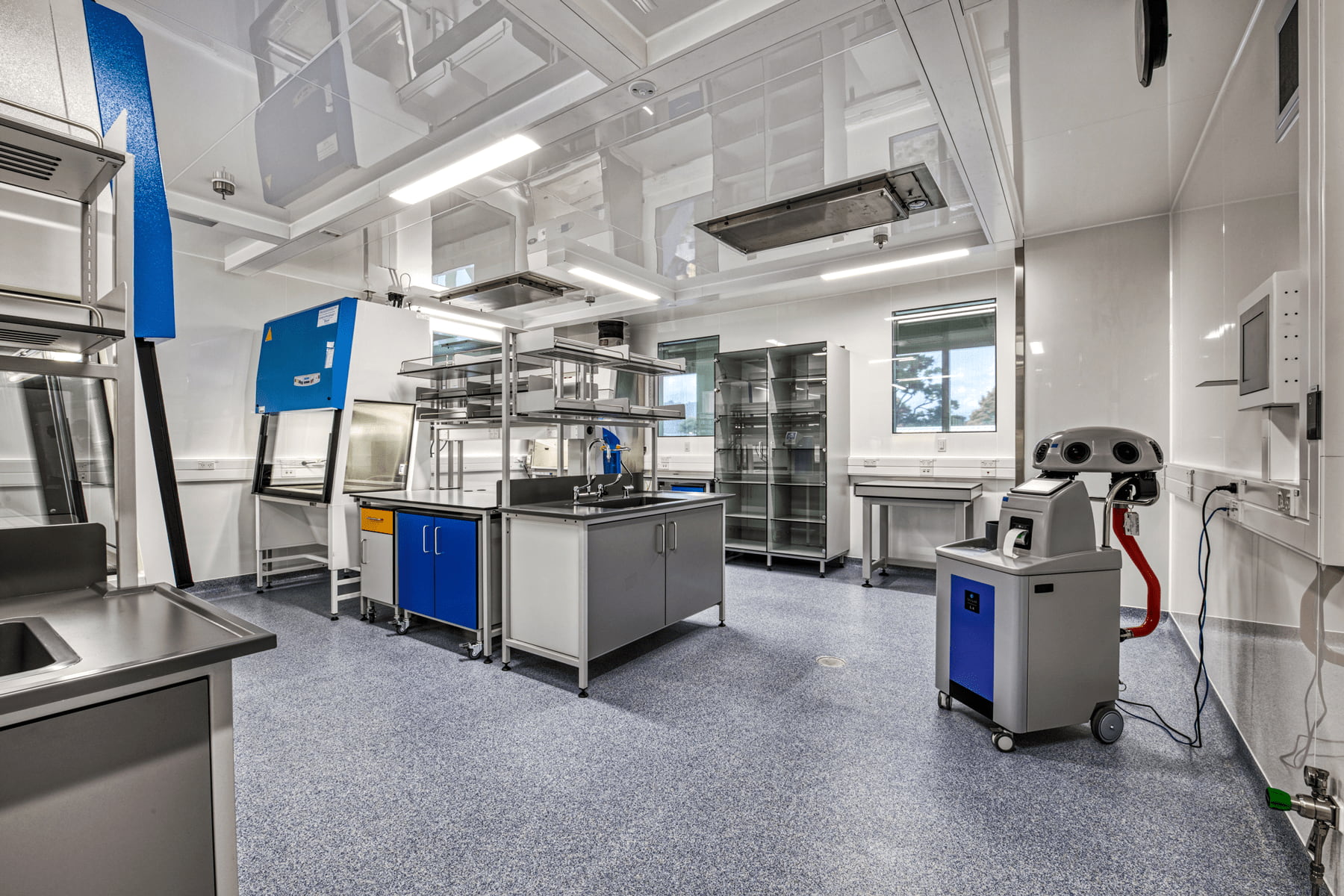 Arcoplast. Walls and ceiling lined with the Acryloyl syetem, featuring daylight and double glazing