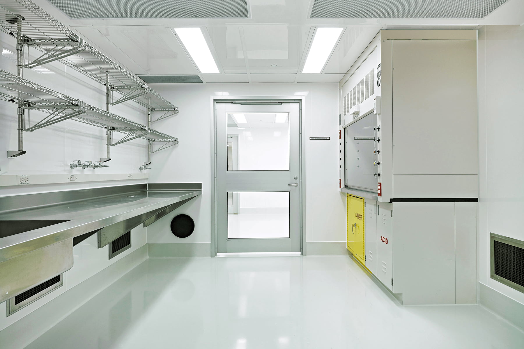 Arcoplast. Pharmaceutical room, high containment clean room facility.