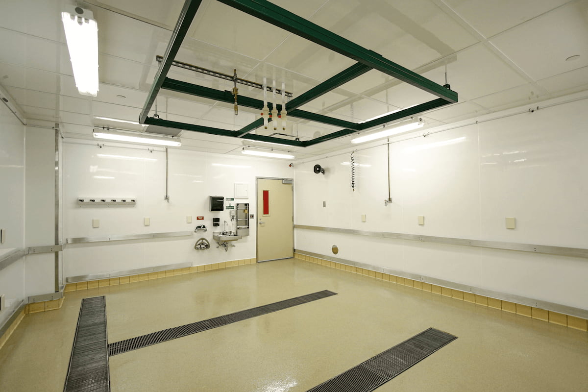 Arcoplast. Vivarium large working space fitted out with GFRP.