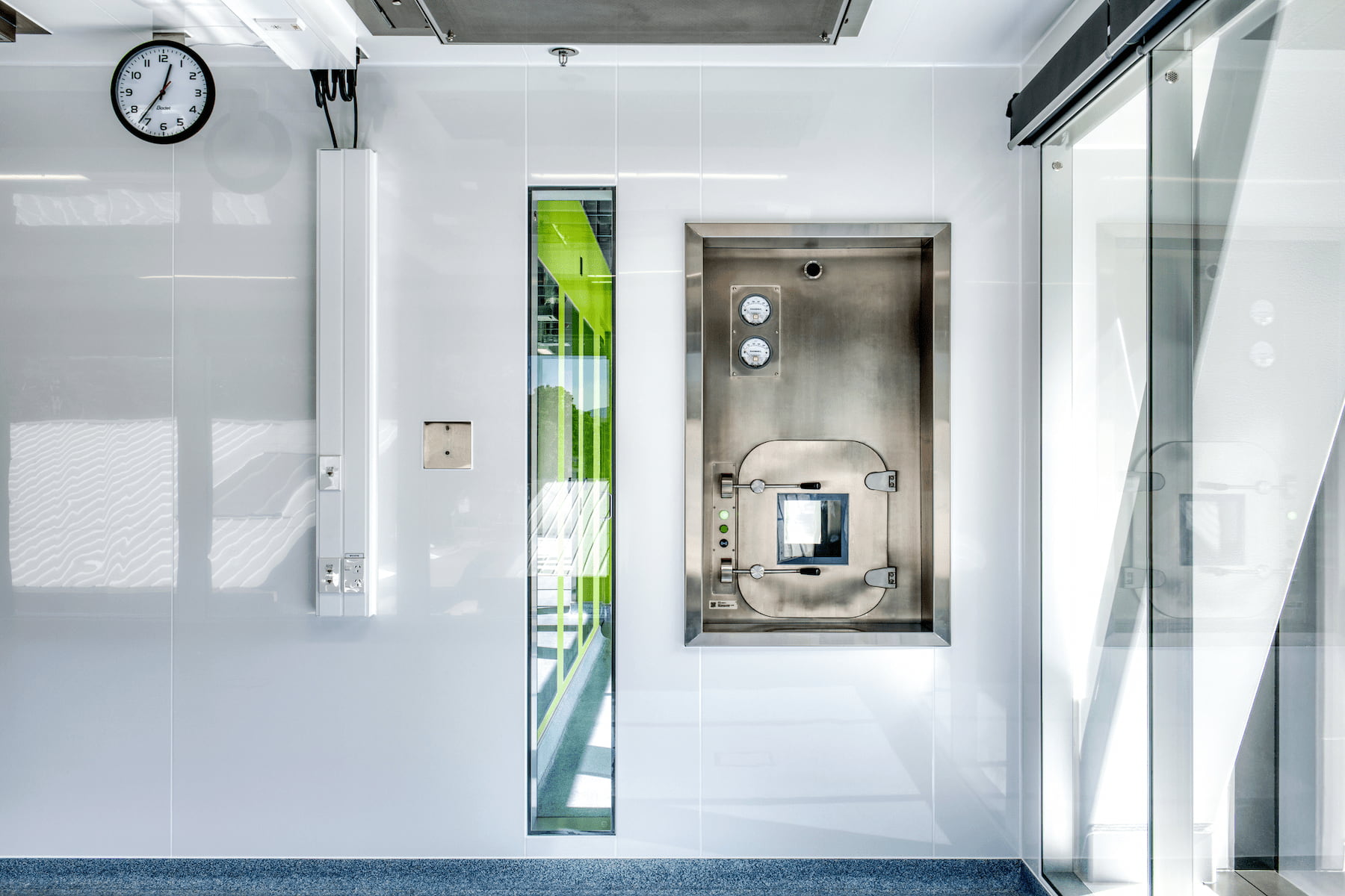 Arcoplast. Acryloyl walls and ceiling sytem in PC3 laboratory, with double glazing and daylight