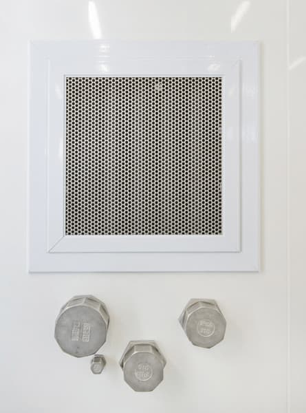 Seamless joint around pipe heads and air vent